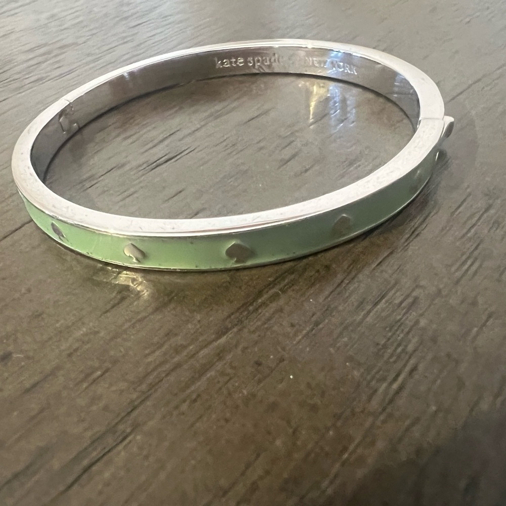 New without tags Kate Spade Green Bracelet with Heart Accents - Picture 3 of 4